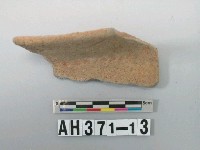 藏品(灰褐色粗砂陶口緣殘件)的圖片